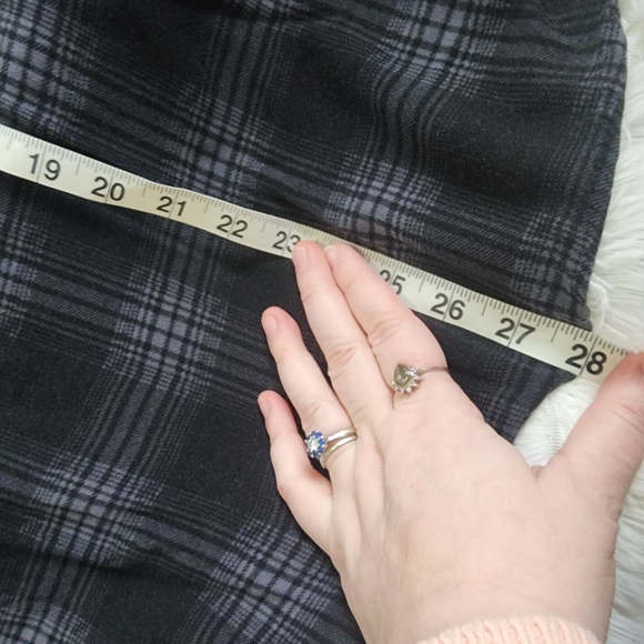 Torrid black plaid keyhole blouse short sleeve top stretch ruffle neck size 1 - Picture 8 of 8